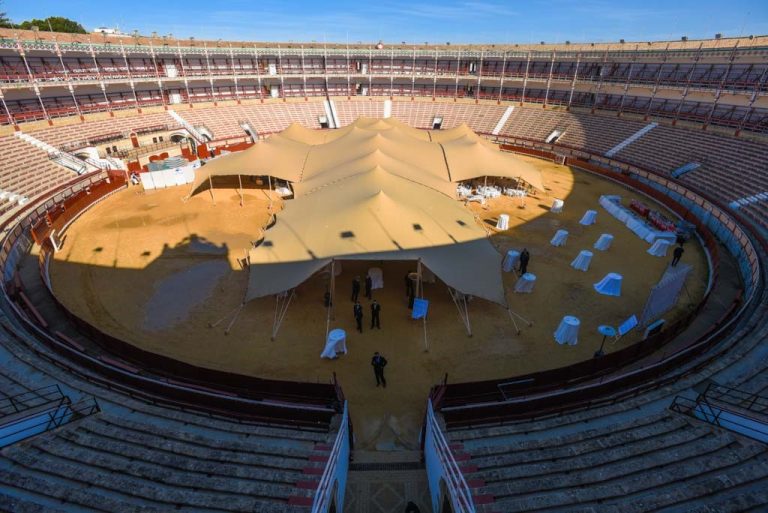 Montaje de Carpa Navideña para la Familia Cadista en la Plaza de Toros de Cádiz - Imagen 3