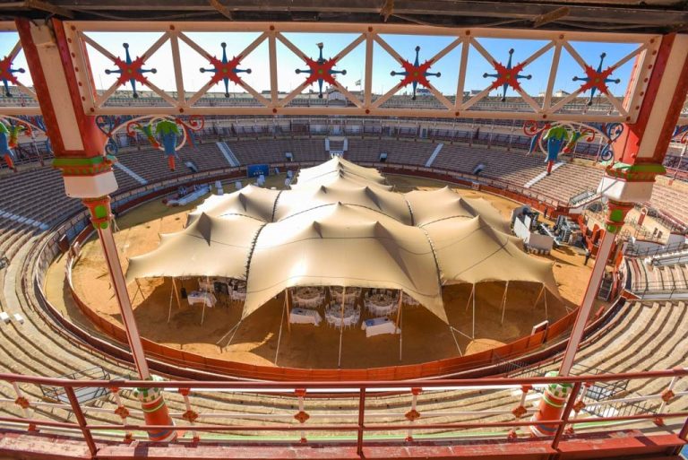 Montaje de Carpa Navideña para la Familia Cadista en la Plaza de Toros de Cádiz - Imagen 1