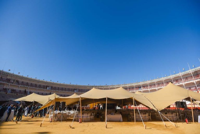 Montaje de Carpa Navideña para la Familia Cadista en la Plaza de Toros de Cádiz - Imagen 2