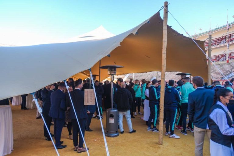 Montaje de Carpa Navideña para la Familia Cadista en la Plaza de Toros de Cádiz - Imagen 5